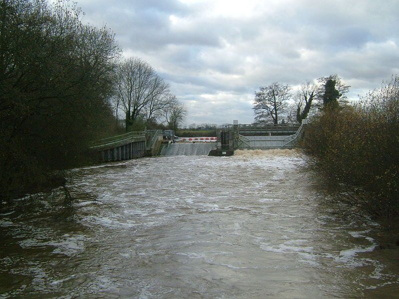 File:MedwaySluiceWeir3549.JPG