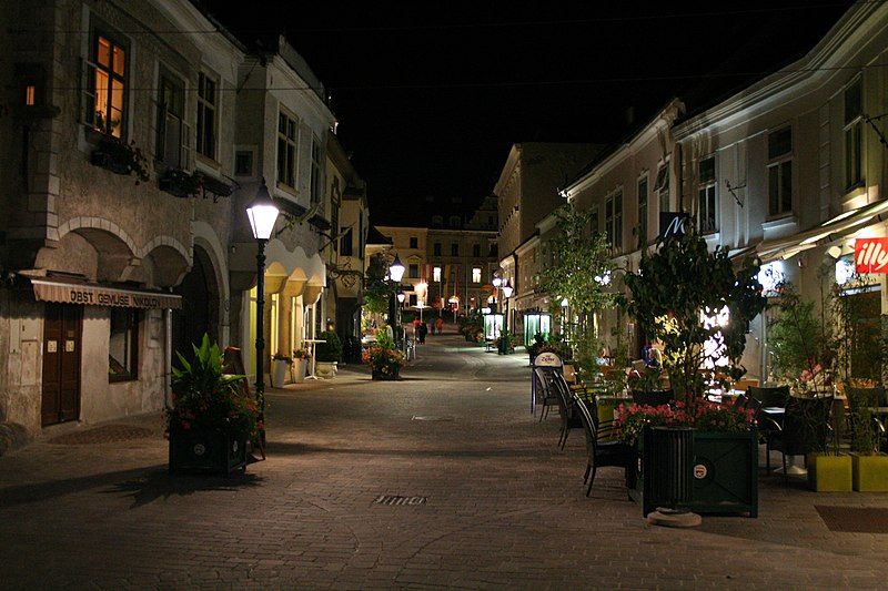 File:Moedling Pedestrian Zone.JPG