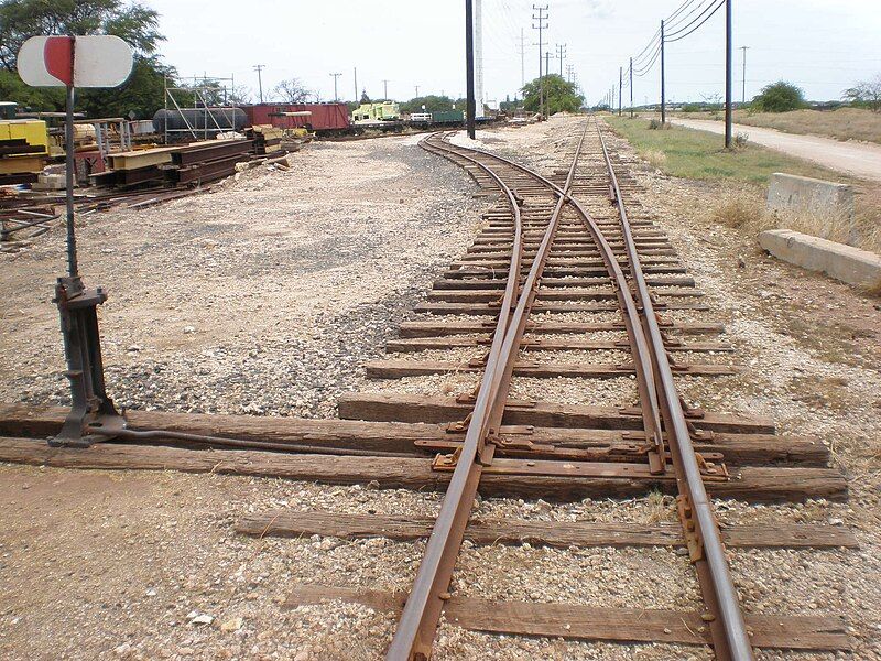 File:OahuRailway&LandCo-switchtrack-signal.JPG