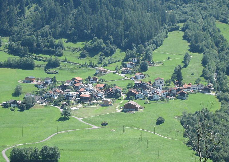 File:Pignia Dorf.jpg