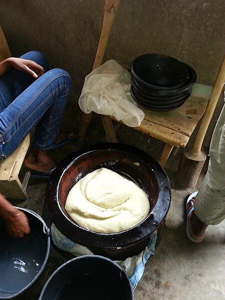 File:Pounding fufu.jpg