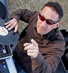 Steve Masters DJing on Treasure Island in 2009 (photo by Spud)