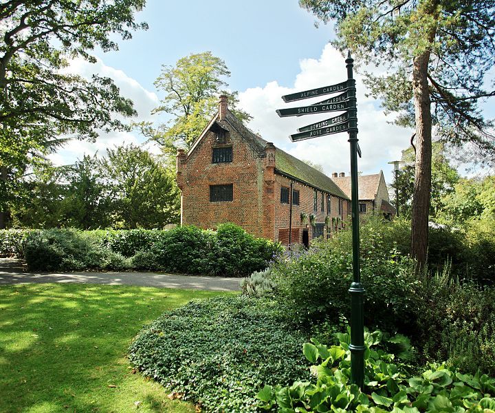 File:Tudor Barn.jpg