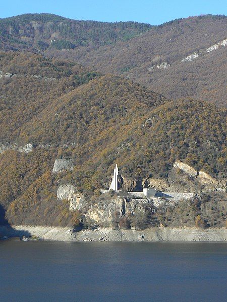 File:Vatcha-dam-Anton-Ivanovtsi-monument-2.jpg