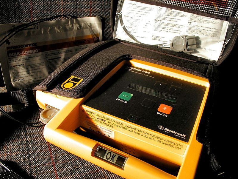 File:AED Lifepak 500.jpg