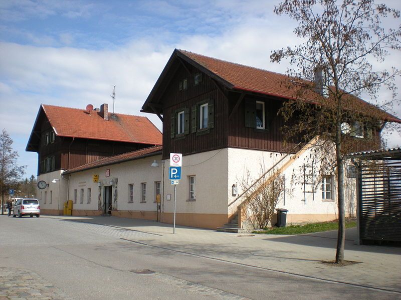 File:Bahnhof Dießen Empfangsgebäude.JPG