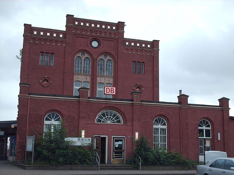 File:Bahnhof Warburg.jpg