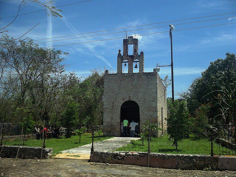 File:Chucmichén, Yucatán (01).JPG