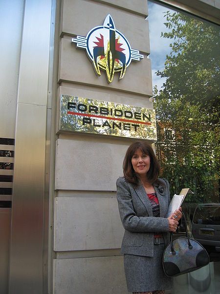 File:Elisabeth Sladen.jpg