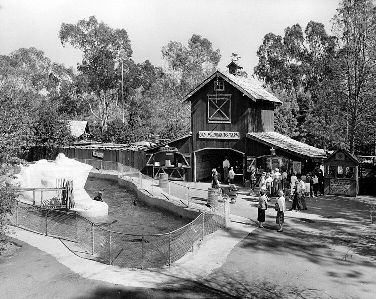 File:Knott's Petting Zoo.jpg