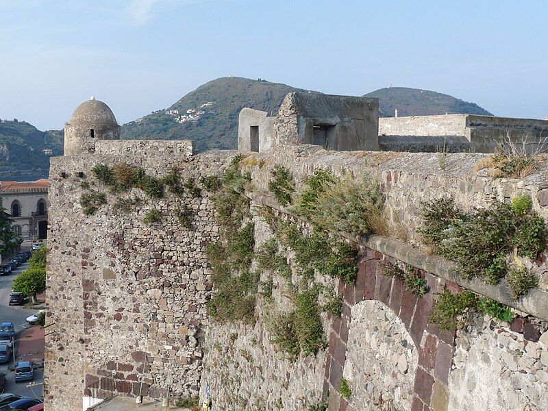 File:Lipari-Citadelle.jpg