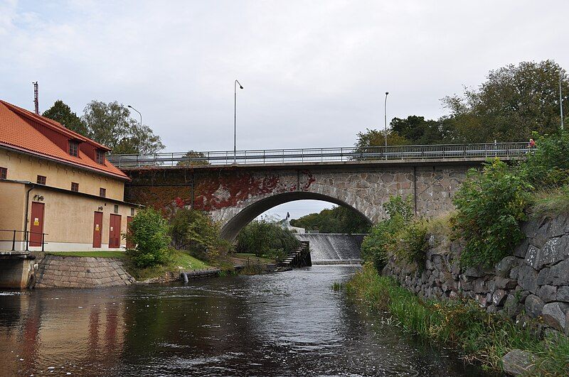 File:Lyckebyån - Valvbro..JPG