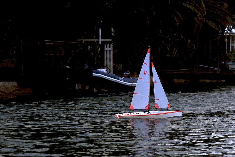 File:Remote Control Yacht.jpg