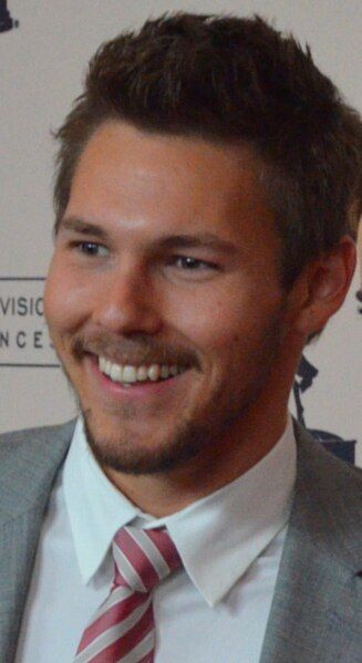 File:Scott Clifton.jpg