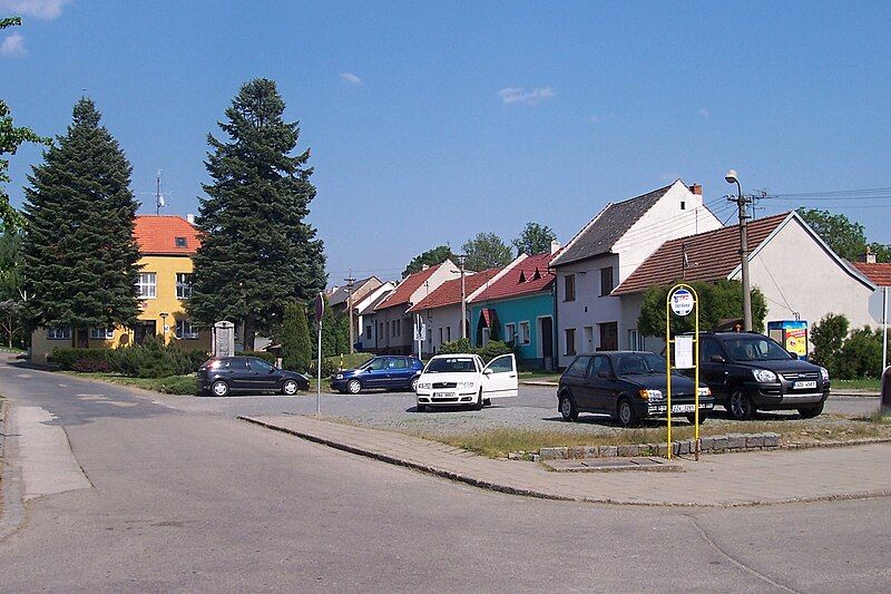 File:Topolná, náves.jpg