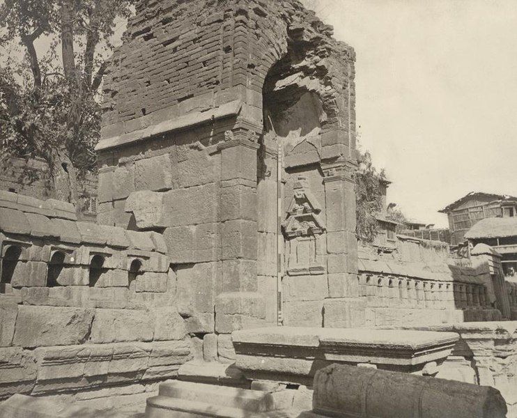 File:Zeinulabuddin-tomb-srinagar1866.JPG