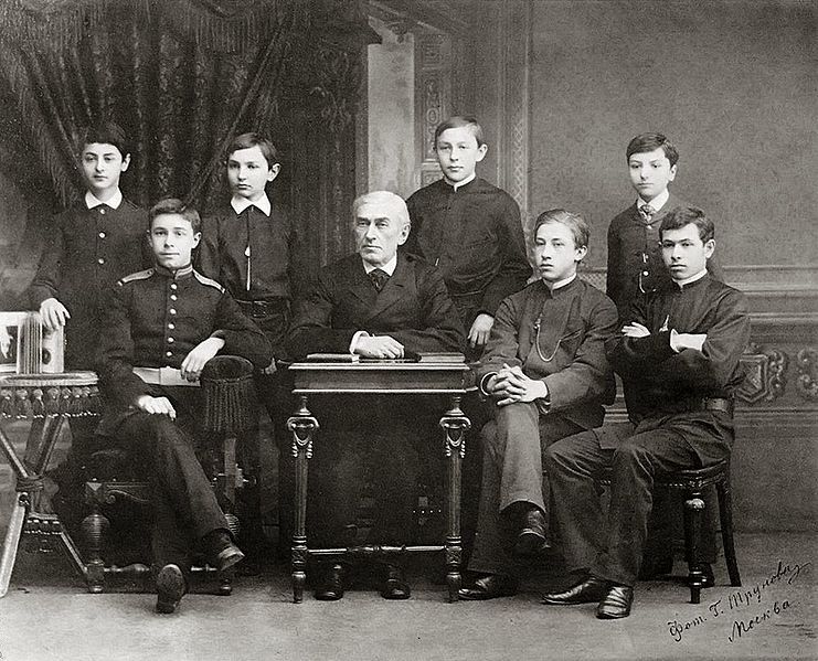 File:Zveref and students.jpg