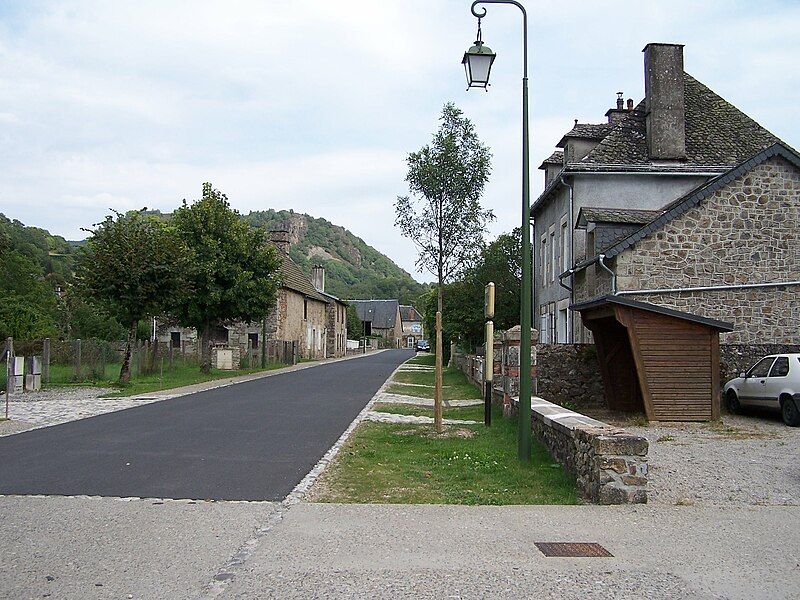 File:Antignac15 rue principale.jpg