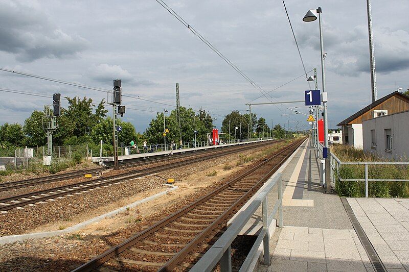 File:Bahnsteige Priestewitz.jpg