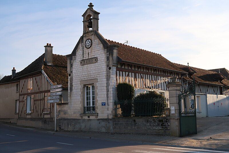 File:Coclois, mairie, voisinage.jpg