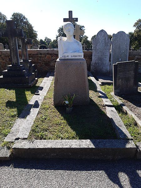 File:Lillie Langtry Grave.jpg