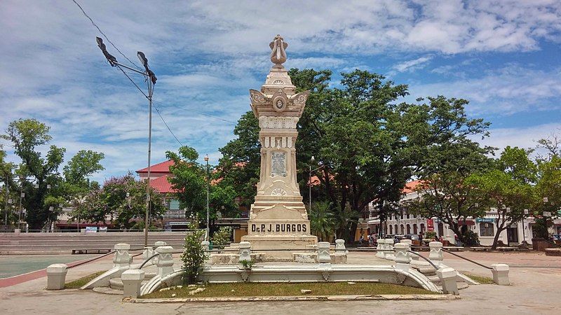 File:Plaza Burgos.jpg