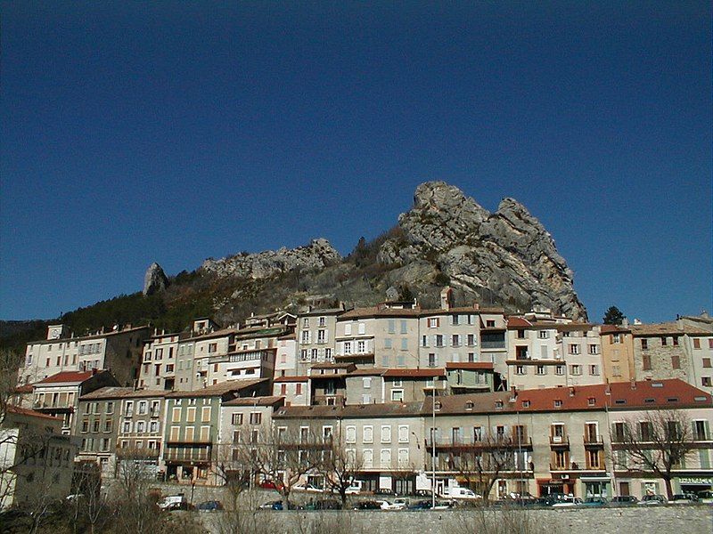 File:Serres (Hautes-Alpes) 1.JPG