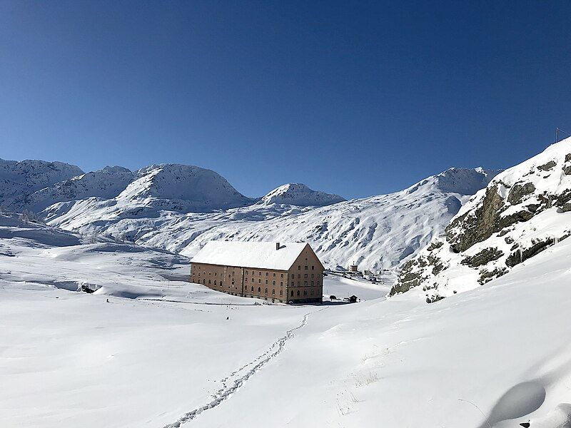 File:Simplon-Hospiz im Winter.jpg