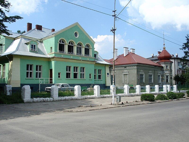 File:Ukraine-Skole-Magnat.JPG