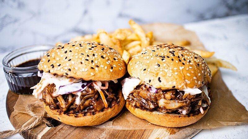 File:15-minutes-easy-vegan-BBQ-Pulled-Jackfruit-burgers -37.jpg