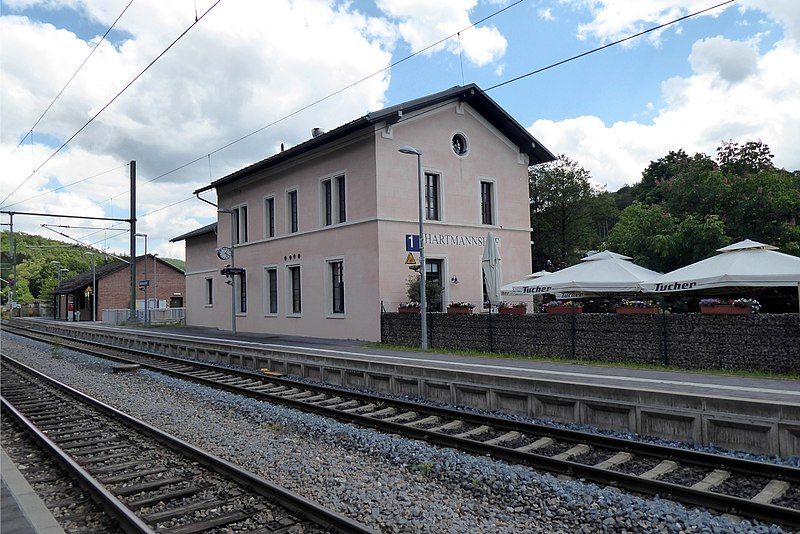 File:Bahnhofsgebäude Hartmannshof.jpg