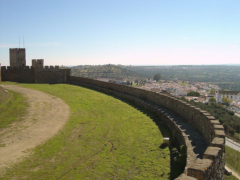 File:Castelo de Arraiolos.jpg