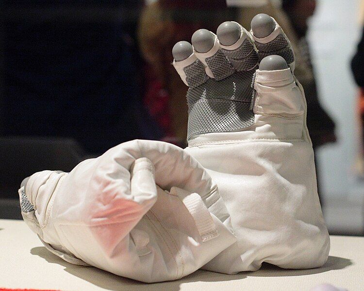 File:Chinese EVA Gloves.JPG