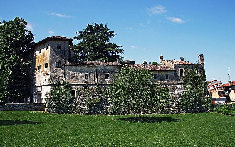 File:Gradisca d'Isonzo castle.jpg