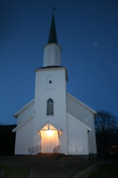 File:Grong kyrkje natt.JPG