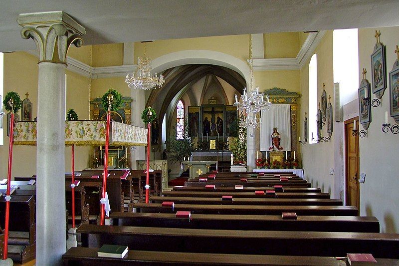 File:Herzogbirbaum Pfarrkirche innen.jpg