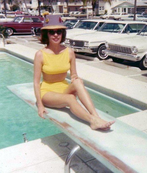 File:LauderdaleSeaMch1965PoolHat.jpg