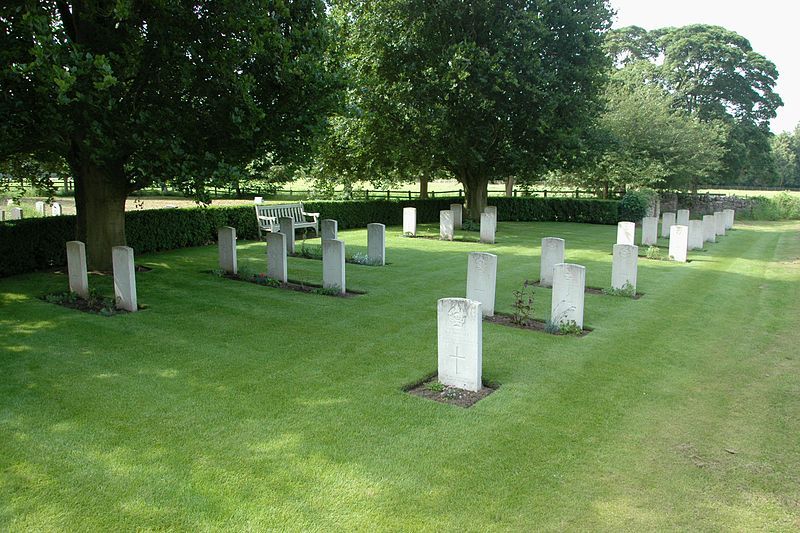 File:MiddletonStoney AllSaints CWGCgraves.jpg