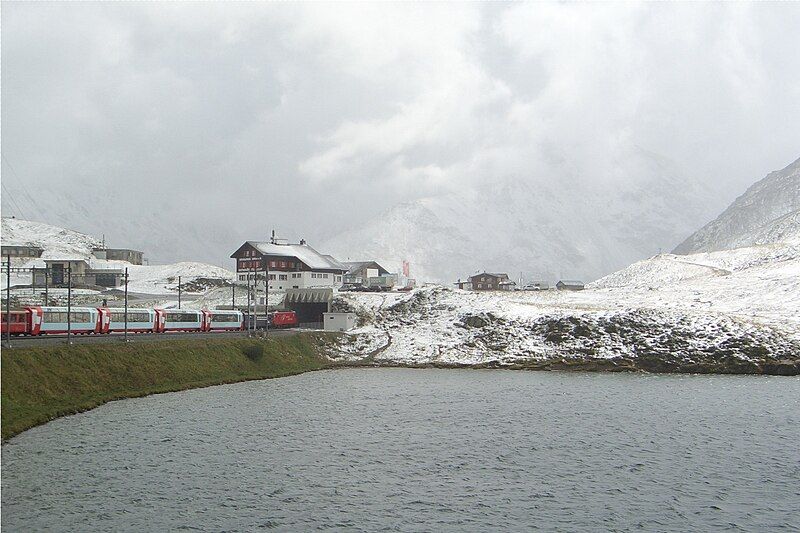 File:Operalpsee, Glacier Express.JPG