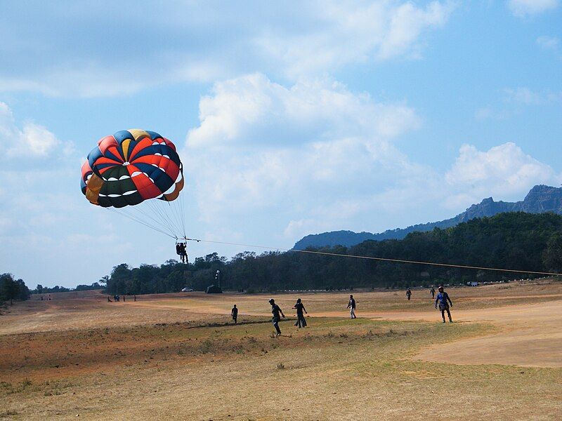 File:Parasailing in Pachmarhi.JPG