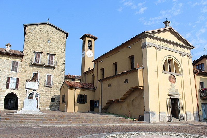 File:Piazza Garibaldi, Imbersago.jpg