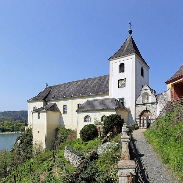 File:Schönbühel - Kirche.JPG