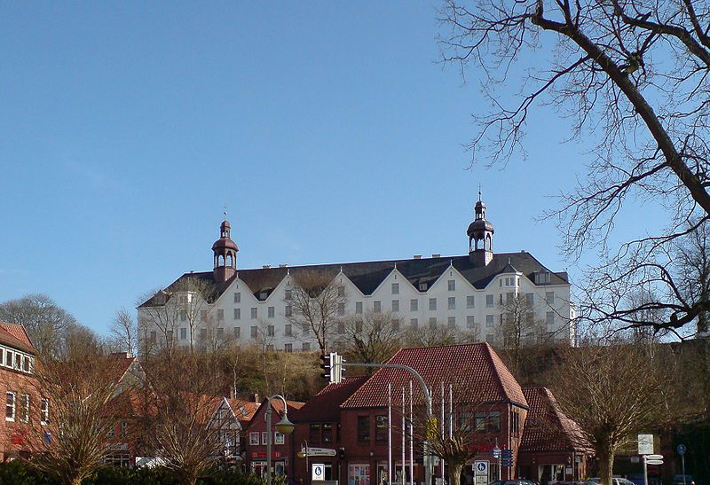 File:Schloss Plön, Stadtseite-2.JPG