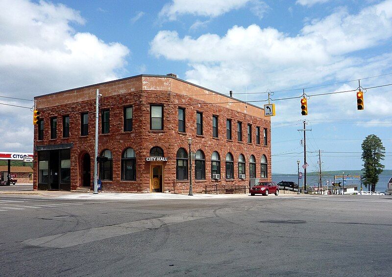 File:2009-0618-Munising-CityHall.jpg