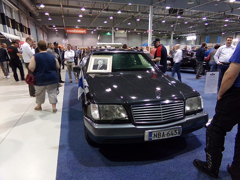 File:Ahtisaari's Mercedes W140.jpg