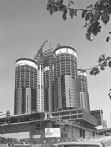 File:Bonaventure Hotel construction.jpg