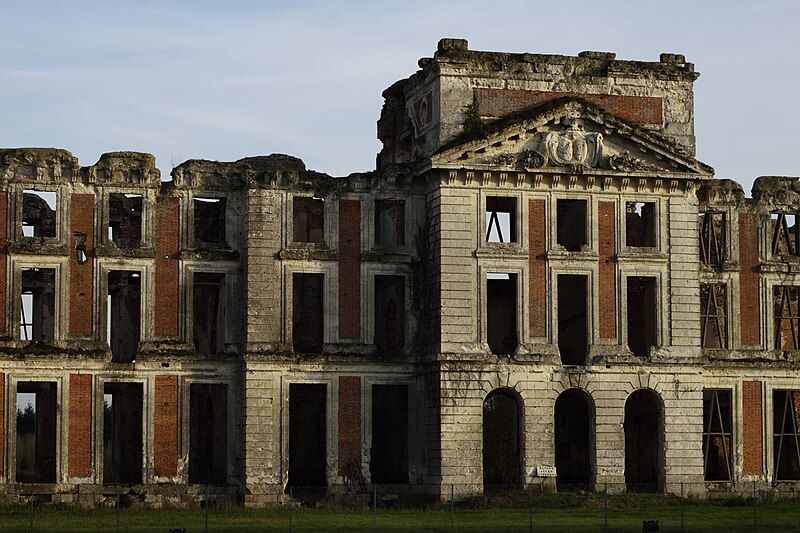 File:Château deLa Ferté-Vidame.jpg