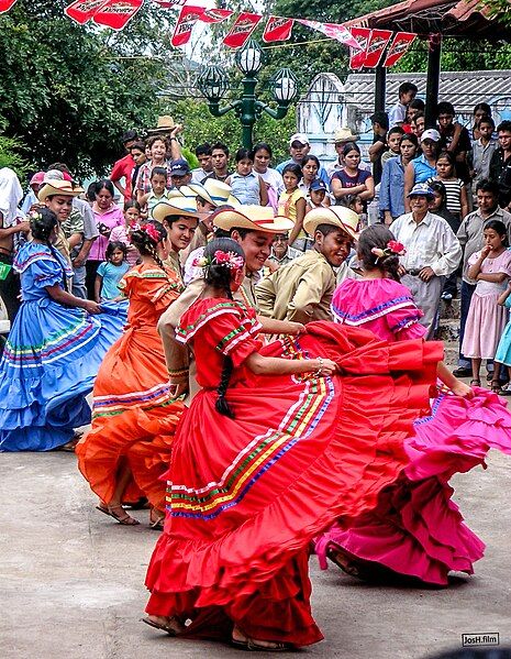 File:Danza folklore.jpg