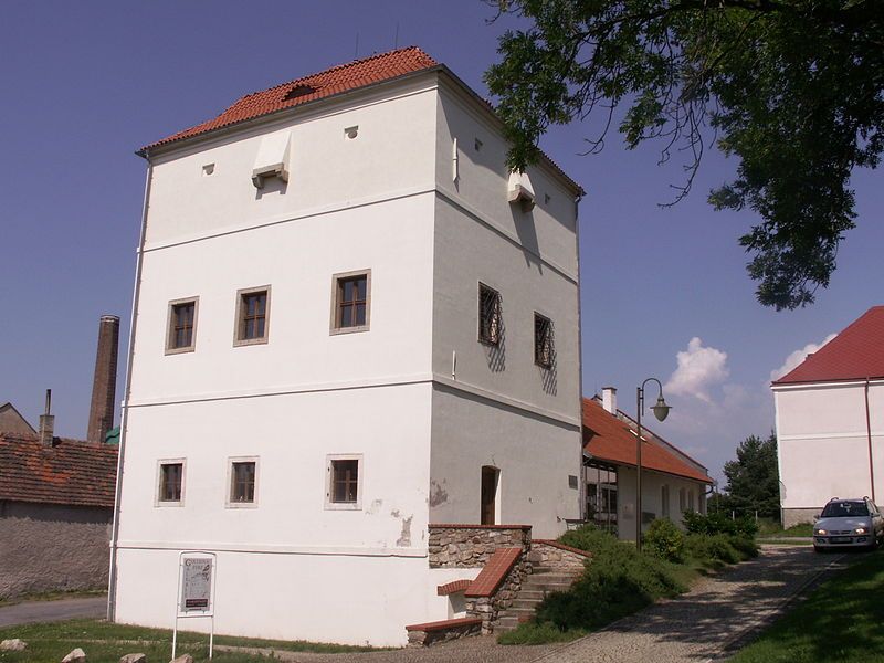 File:GolčůvJeníkov-tvrz.JPG