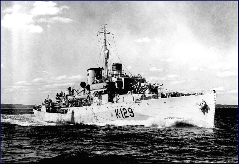 File:HMCS Agassiz S-425.jpg